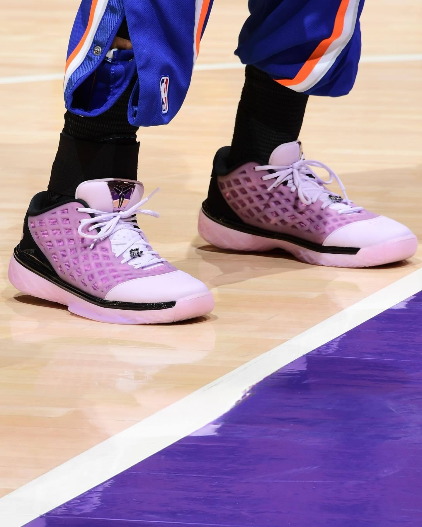 布伦森今日对阵湖人上脚的Kobe 3 Low “Pink Quartz”，贡献2