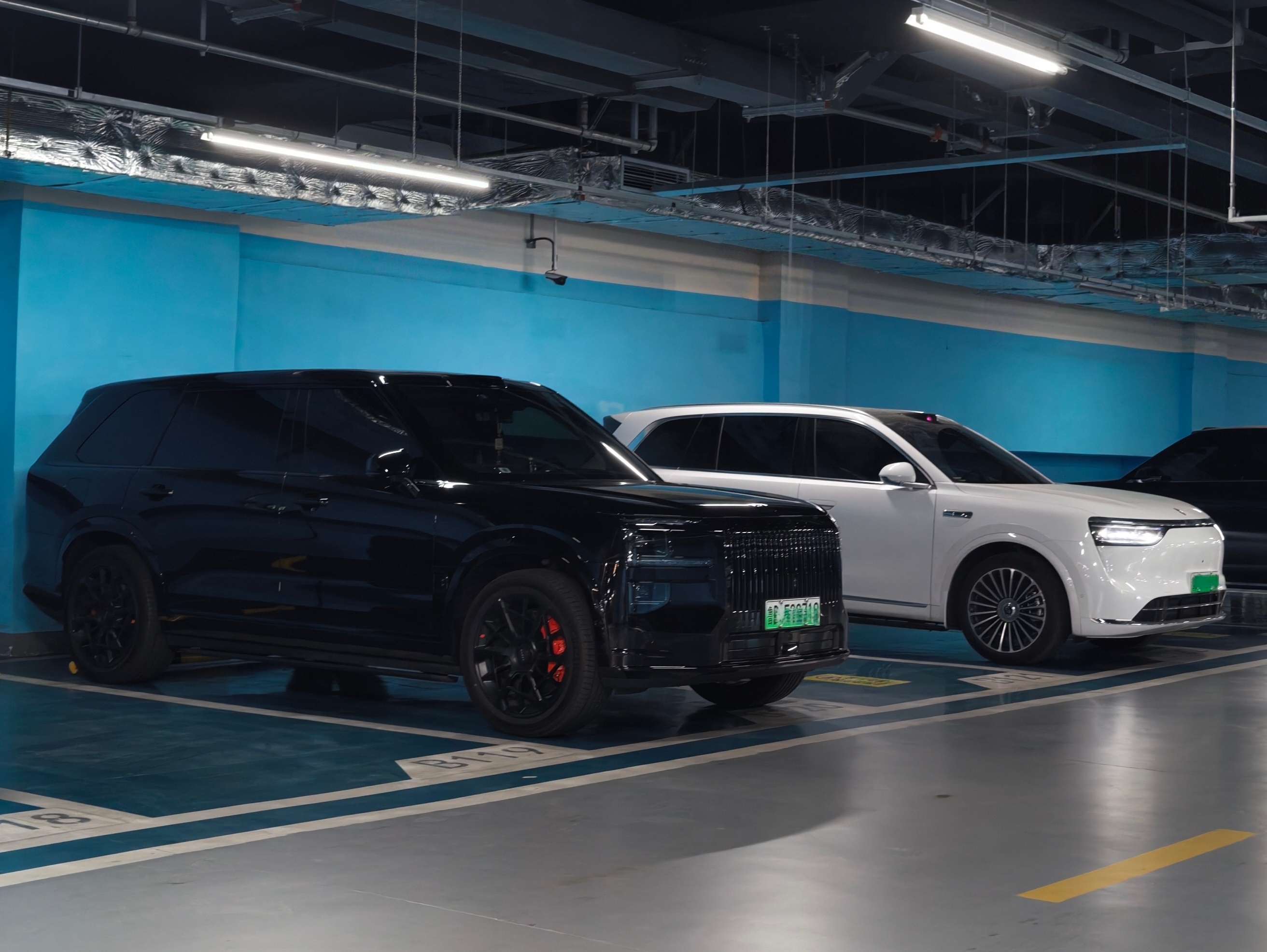 邻居买了辆曜黑版的极氪9X，真够霸气的（没仔细看，应该这款吧） 青岛