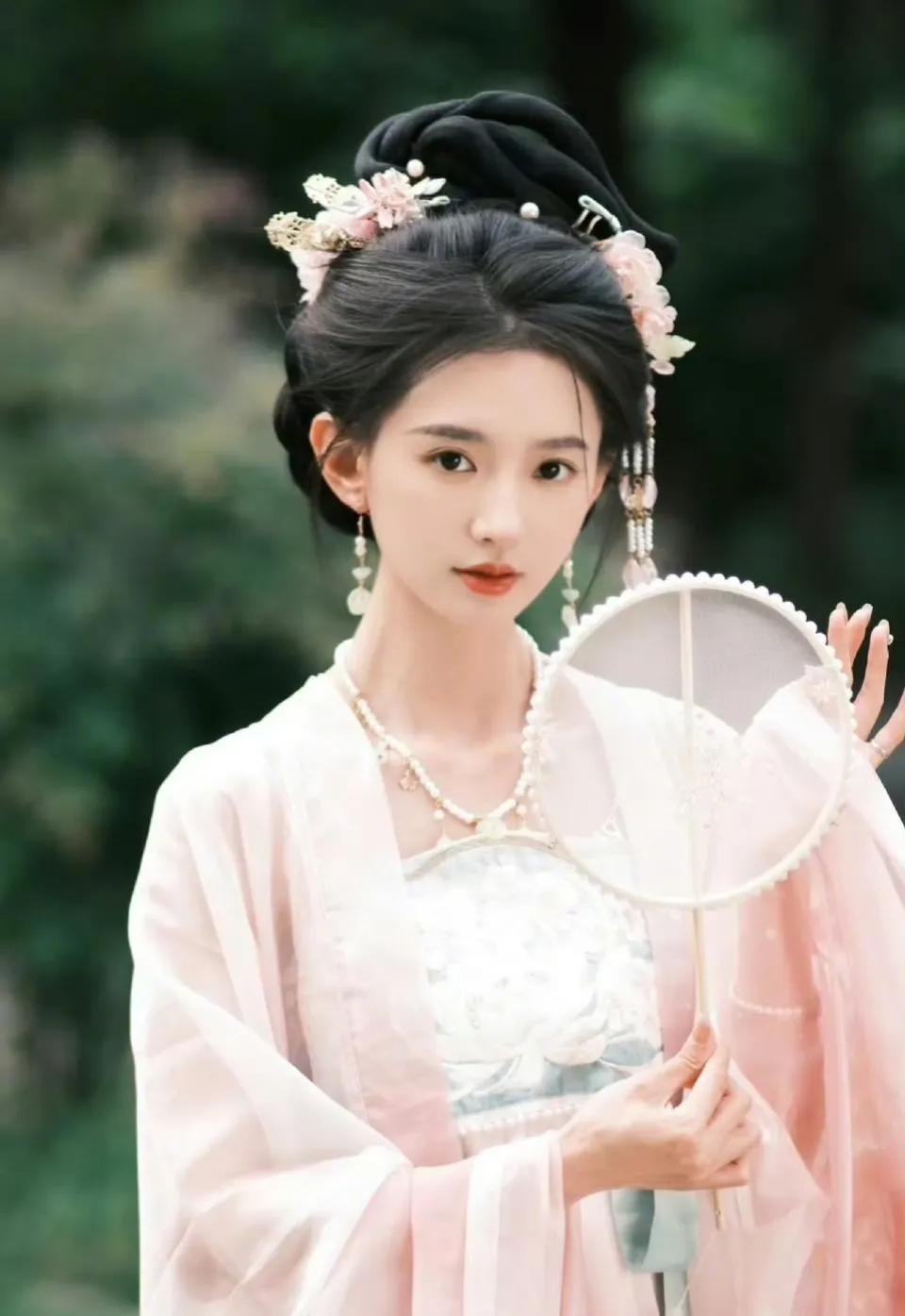 差点看成“于正新签约的小花长得像成毅”了，我寻思着也不像呀。

仔细看👀才发现