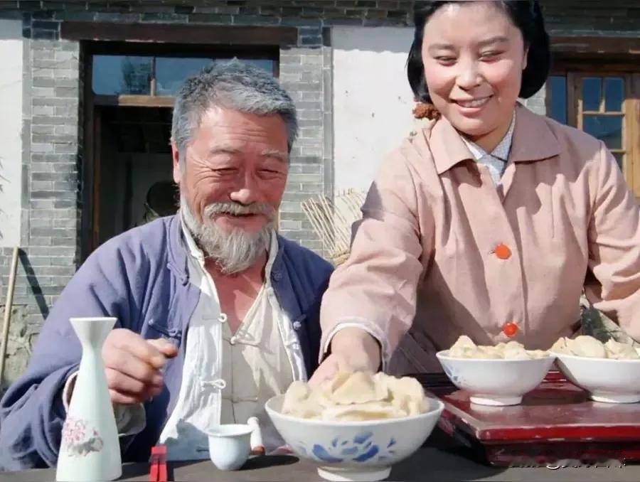 看见孩子们给端上来的饺子，从老人的表情上就看的出来，老人感到非常满足，是啊，儿女