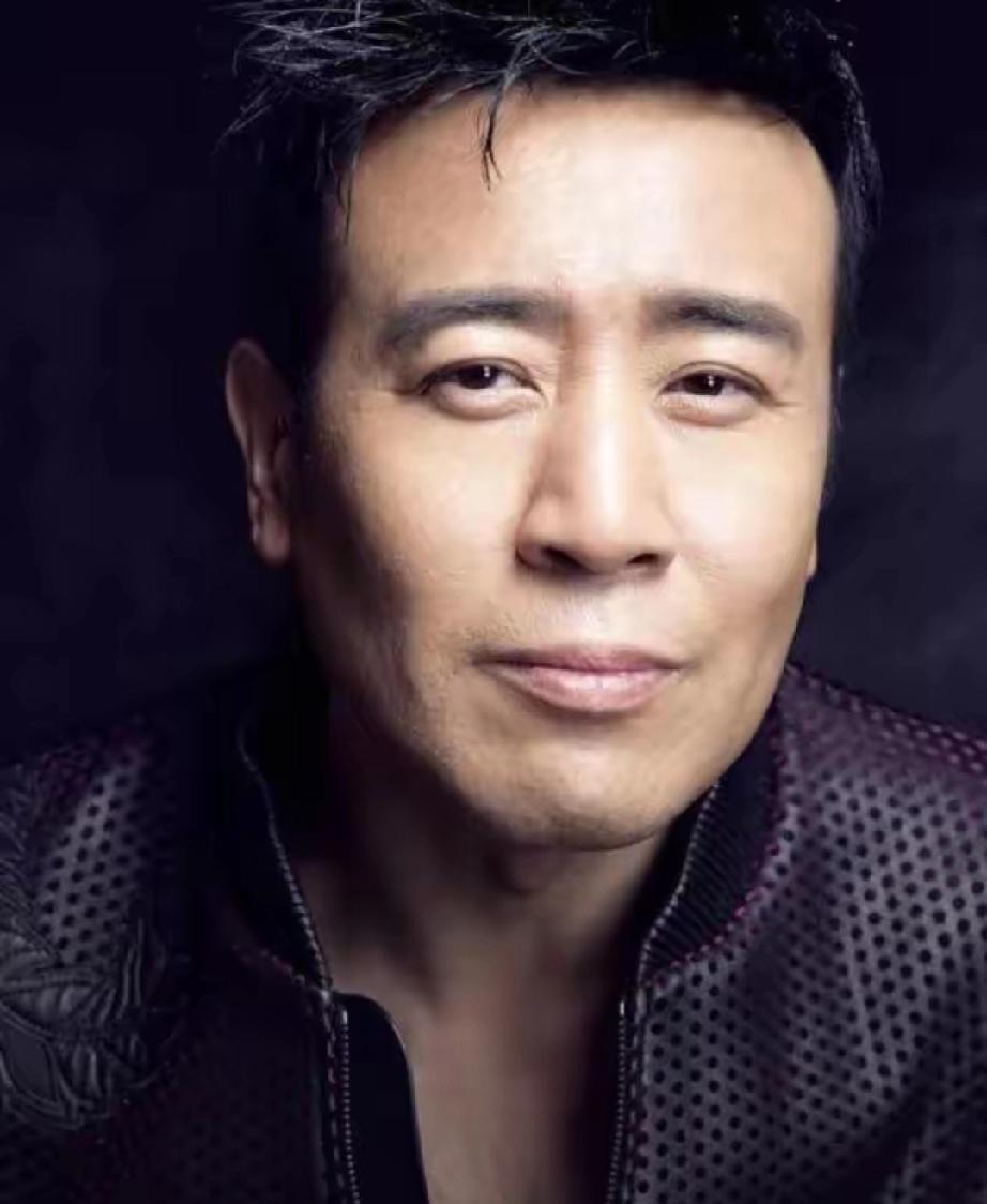 于和伟是中国内地著名的演员，
以其精湛的演技和多样化的角色塑造而闻名。

以下是