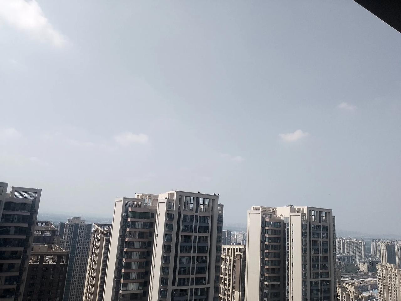 看成都天天这高温天气怕是短期内很难消退！
只要天一亮，抬头望那天空中一丝云彩都没
