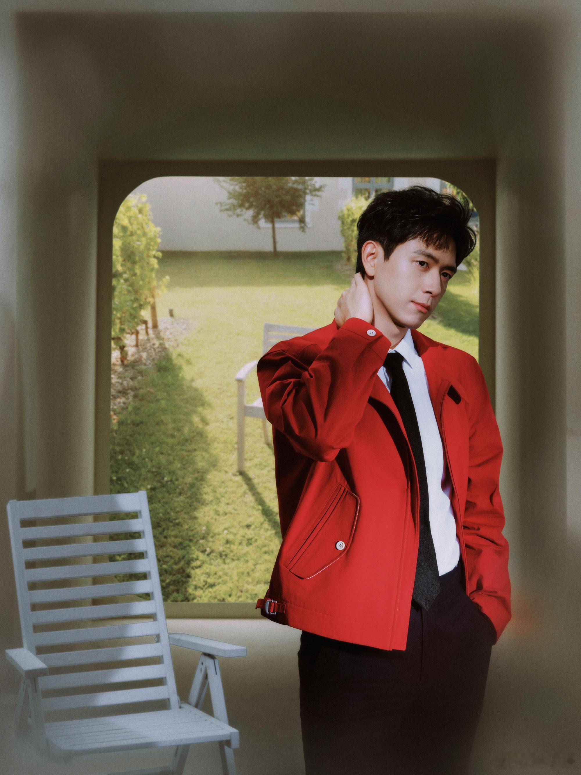 镜头扫到李现帅我一大跳李现的春晚红西装杀伤力满分，这颜值配上春节氛围，直接帅出新