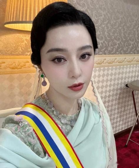 冰姐不愧是颜值天花板，侧颜真的绝了，近期这身装扮美得像女观音 ​​​