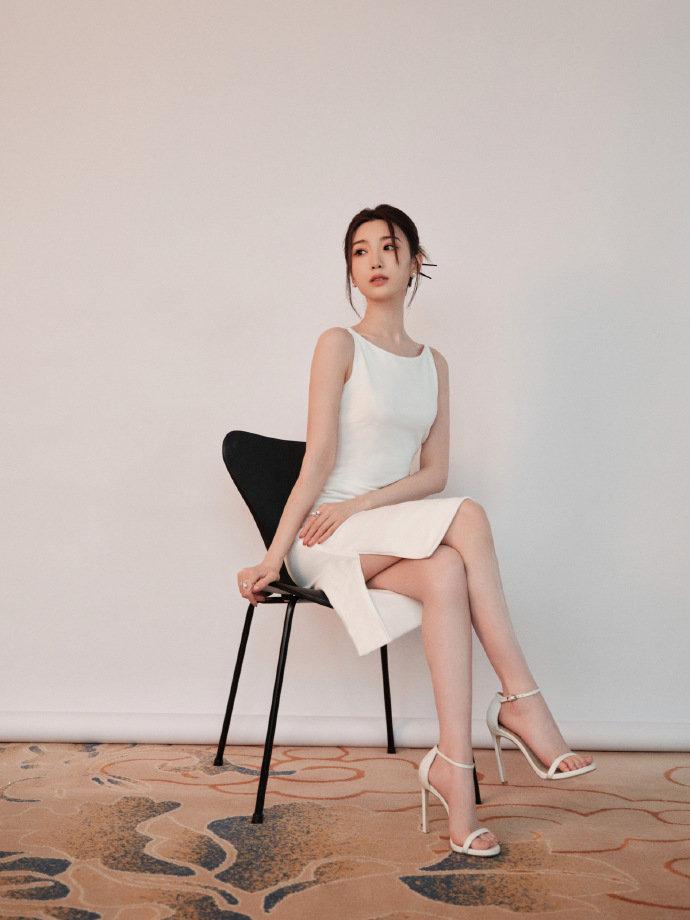 毛晓彤的气质也太绝了！
简约白裙+一字带高跟，
优雅又干练，
高级感拉满。
这谁