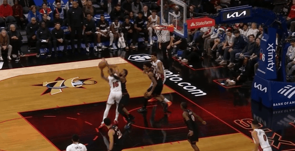 韦尔在今天对阵76人的比赛中砍下20分16篮板，其中有8记前场篮板入账（生涯最高