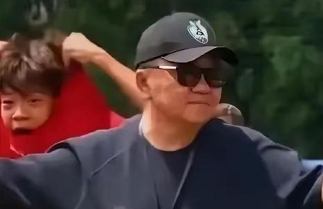 自掏 5400 万的董路，开 500 万的劳斯莱斯，住 10 万一平的豪宅，手腕