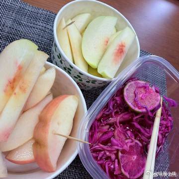 关晓彤吃的什么神秘紫色食物关晓彤的粉色系夏天粉色夏日上线，关晓彤邂逅神秘紫色美食