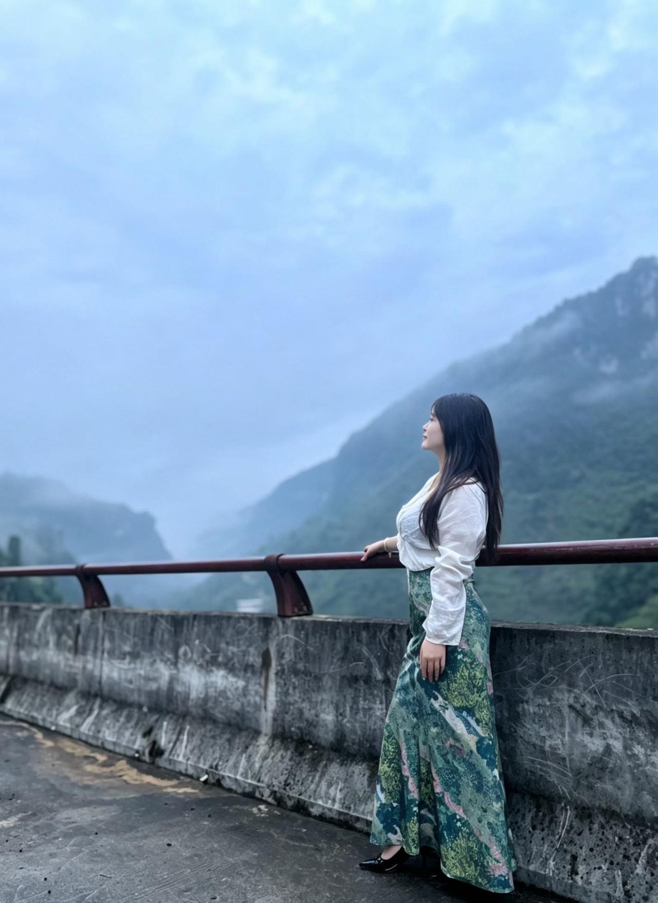 向青山摊开双手，接住漫山薄雾。