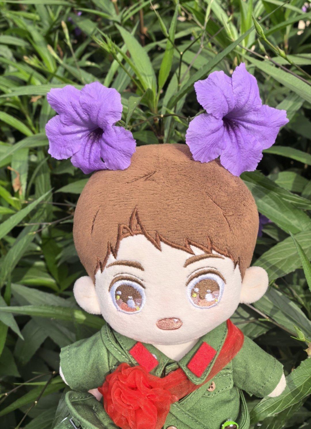 哈哈哈哈，戴花花的高小梁。 ​​​