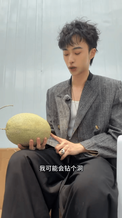 恩利在桃花坞认了个哈密瓜当孩子全程细心呵护自己的哈密瓜“孩子”，怕坏想涂蜡又怕变