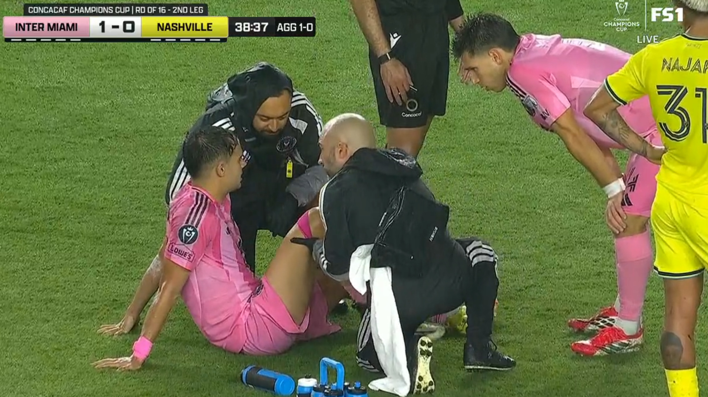 比赛第39分钟，雷吉隆因伤被替换下场！梅西生涯900球迈阿密国际