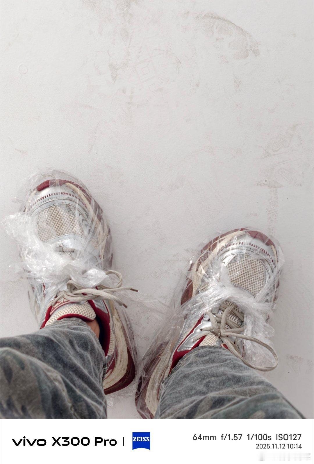 咱就说 这棚拍的待遇 啊哈哈哈哈哈哈哈着实没想到啊 大家猜猜今天拍什么车 