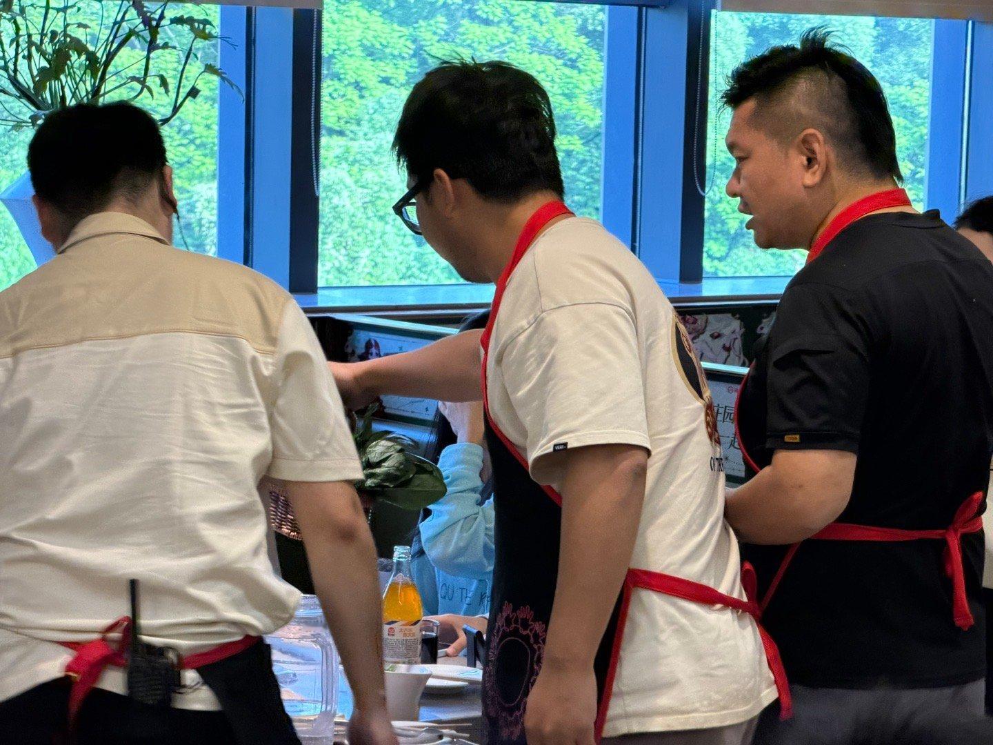 你能想象吗，这么大一V，平时吃不起海底捞我们在海底捞点菜都是点半份，他不知道有半