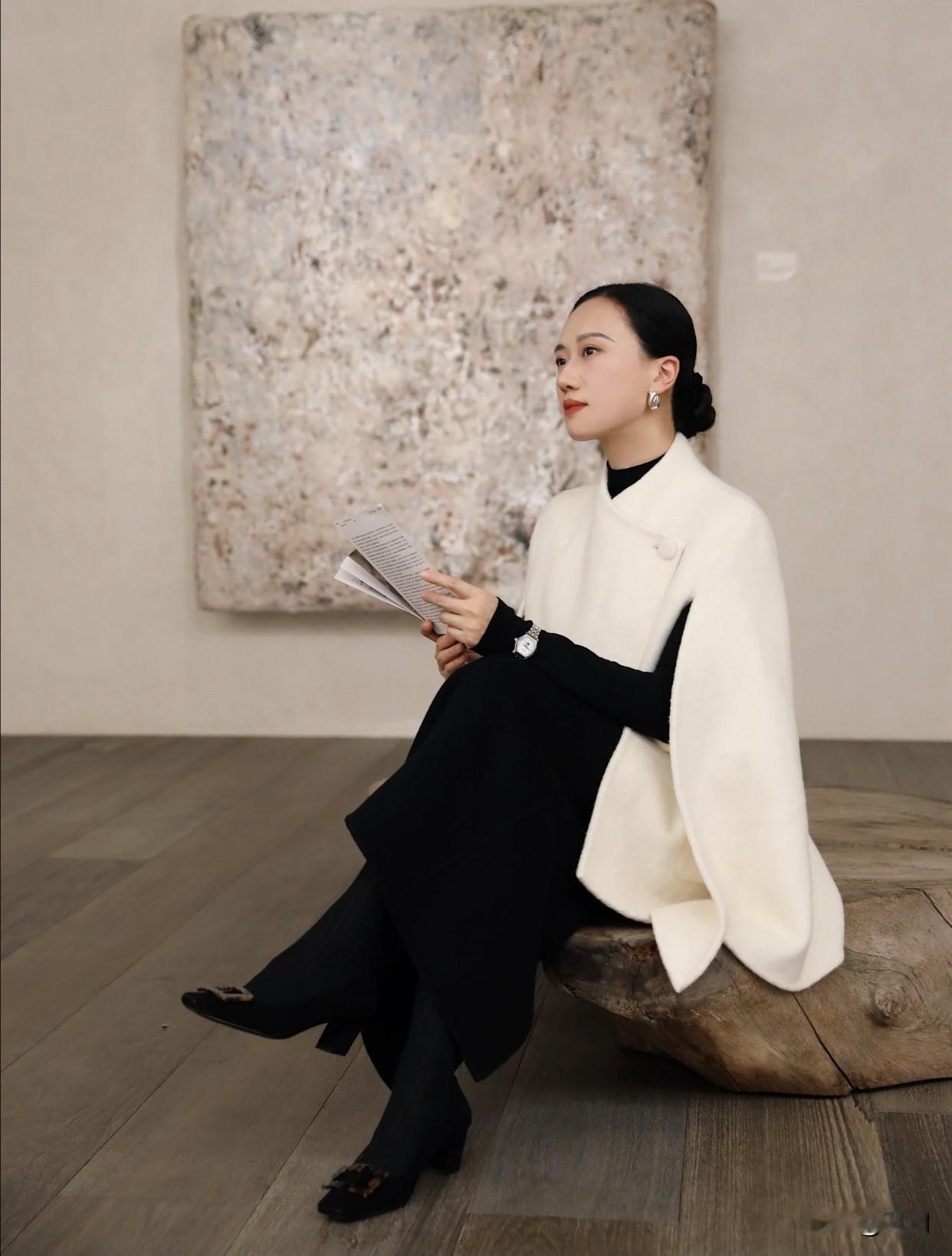 女人什么时候最迷人有魅力穿着得体大方，展现独特气质。