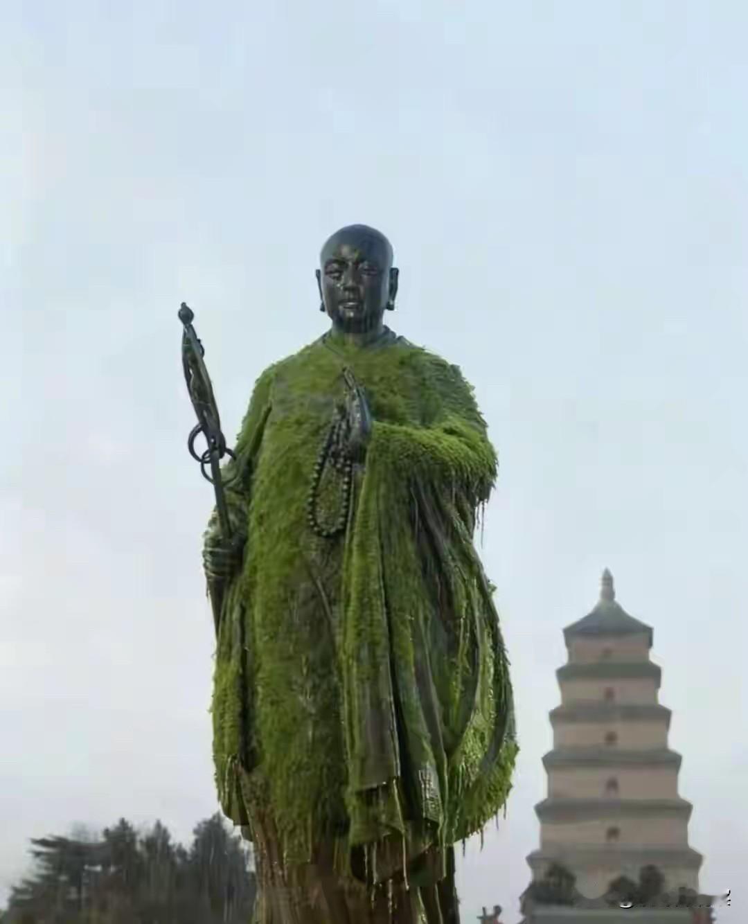 唐僧被绿了，这是释永信干的吧。
西安大雁塔的唐僧雕像，不知被什么东西给绿了，除了
