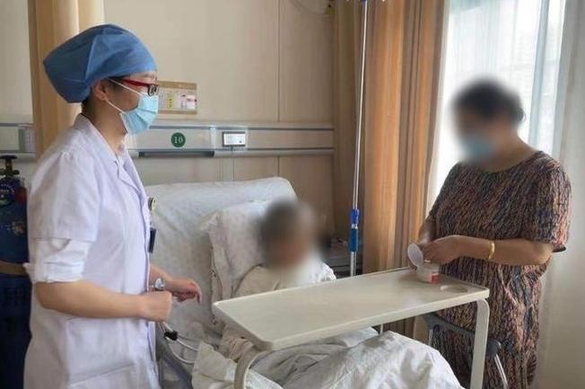 四川双流，21岁的高红梅喝下百草枯，痛苦挣扎8天早产生下男婴，几分钟后妈妈和宝贝