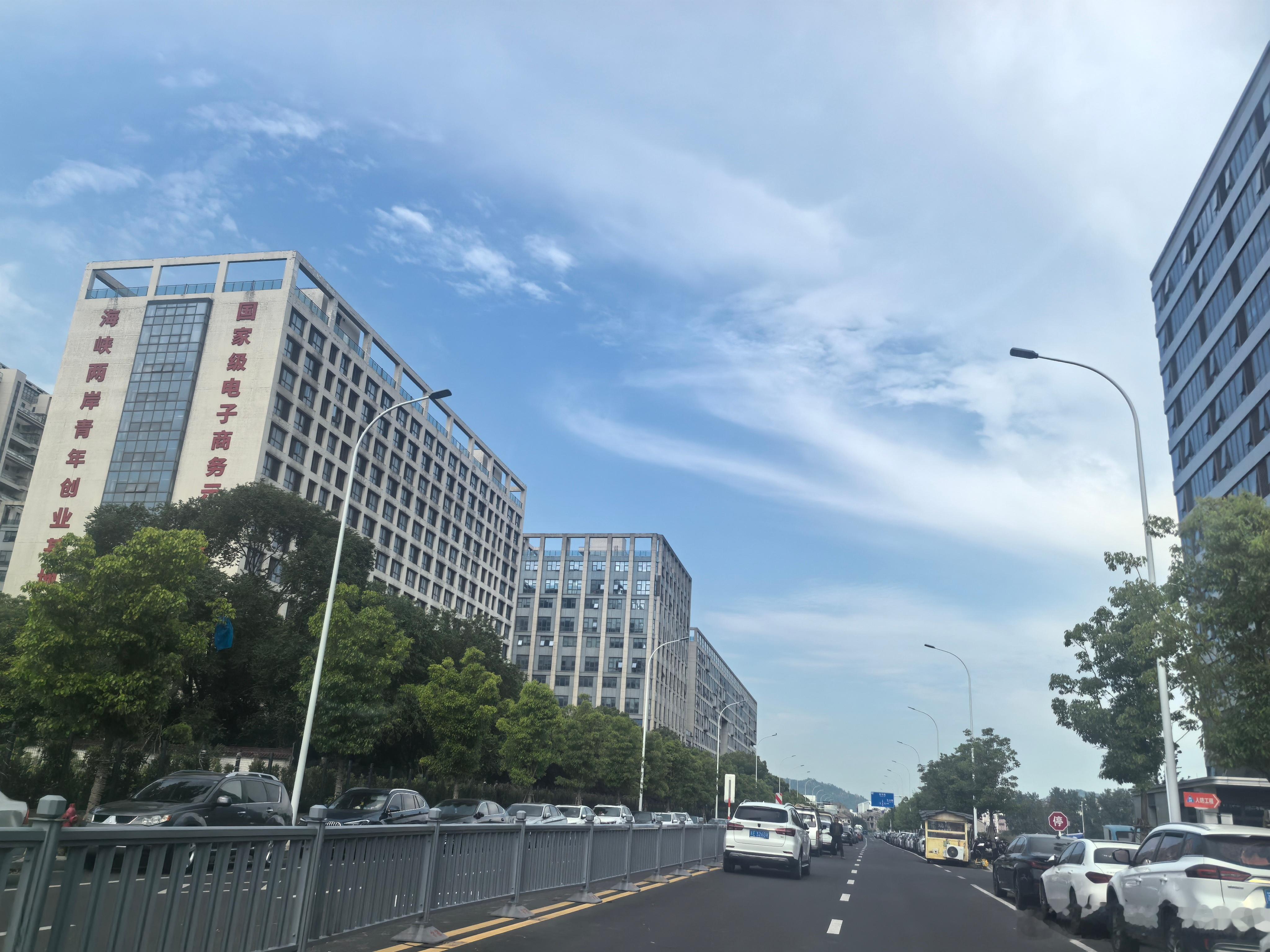 无论在职场上，还是生活中，向上生长才是滋养，向下迎合全是消耗。 苏州·苏州金迅博