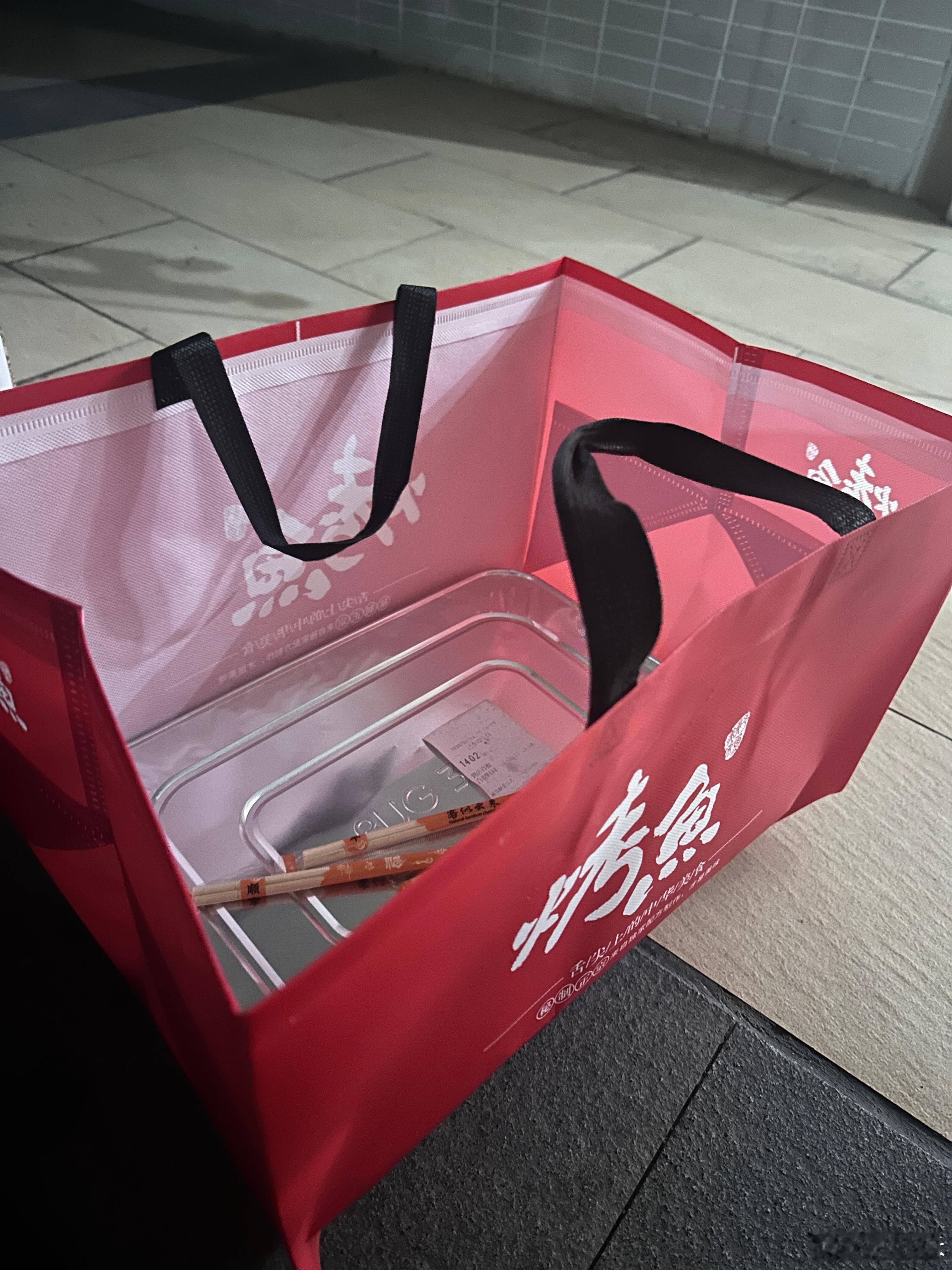 酒友约我喝酒，可她有三个孩子，出不了门。我打包了烤鱼，到了楼下说还有一个孩子没睡