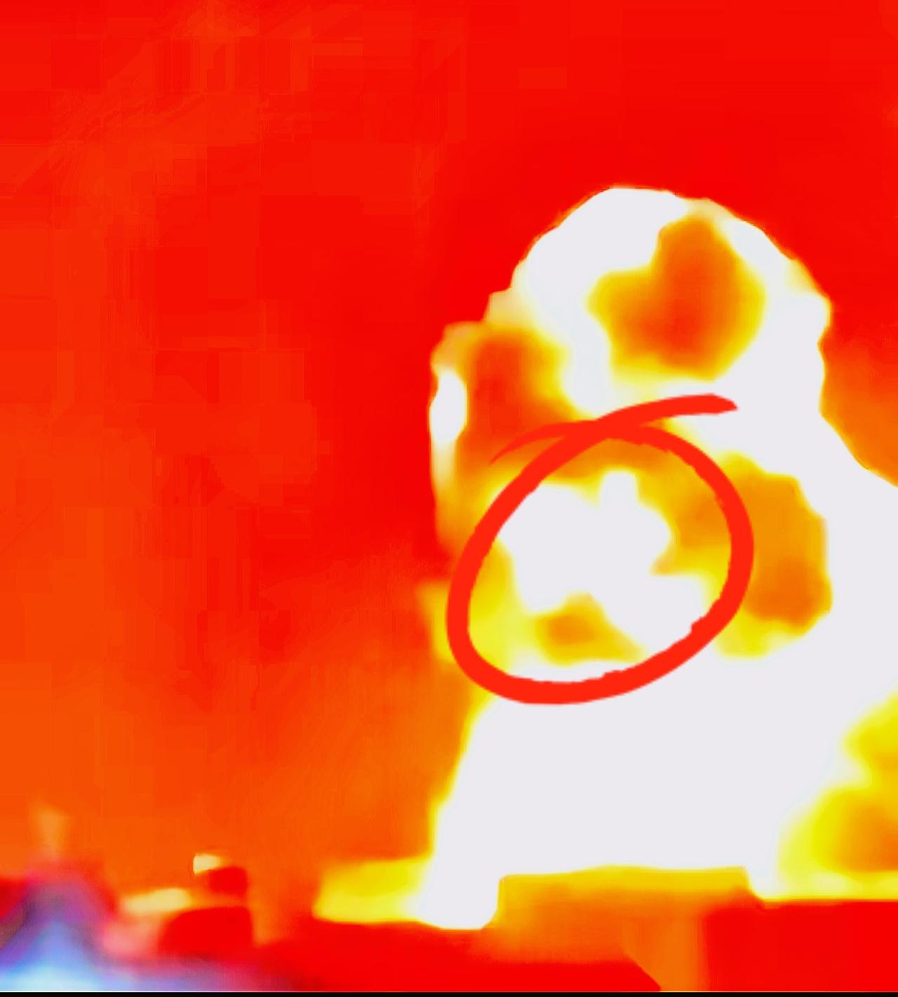 五枚导弹，拦下四枚，就那漏网的一枚，不偏不倚，正中天灵盖。
炸的不是别的地方，是