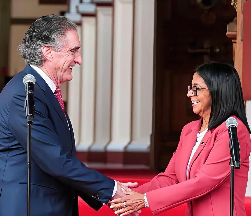 开怀大笑，这两人双手紧握，都开怀大笑！谁敢相信：这一幕，其中一位是自家总统刚被对