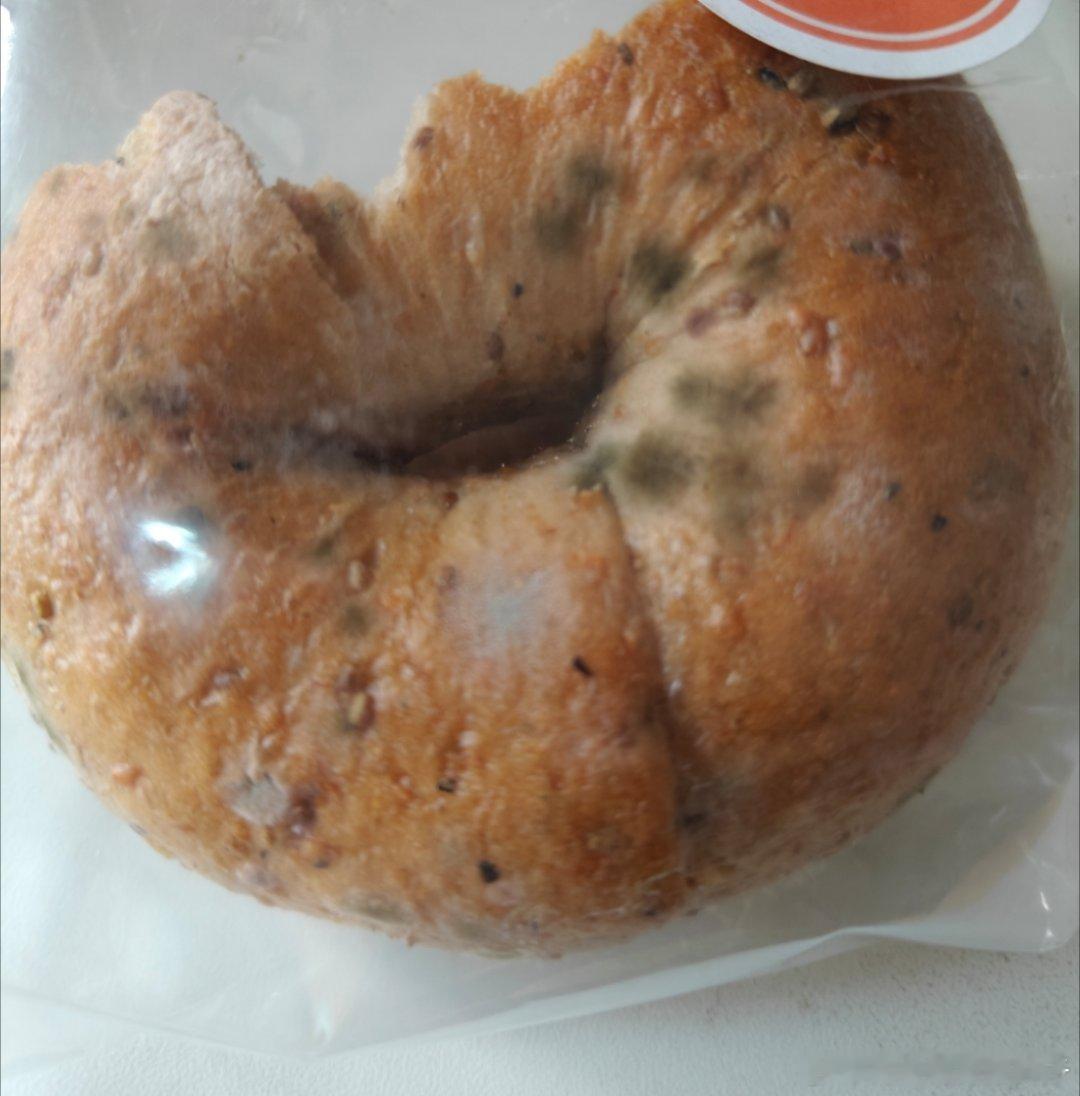 完了完了，没看见面包发霉吃了两三口，可咋办啊[笑cry][笑cry][笑cry]