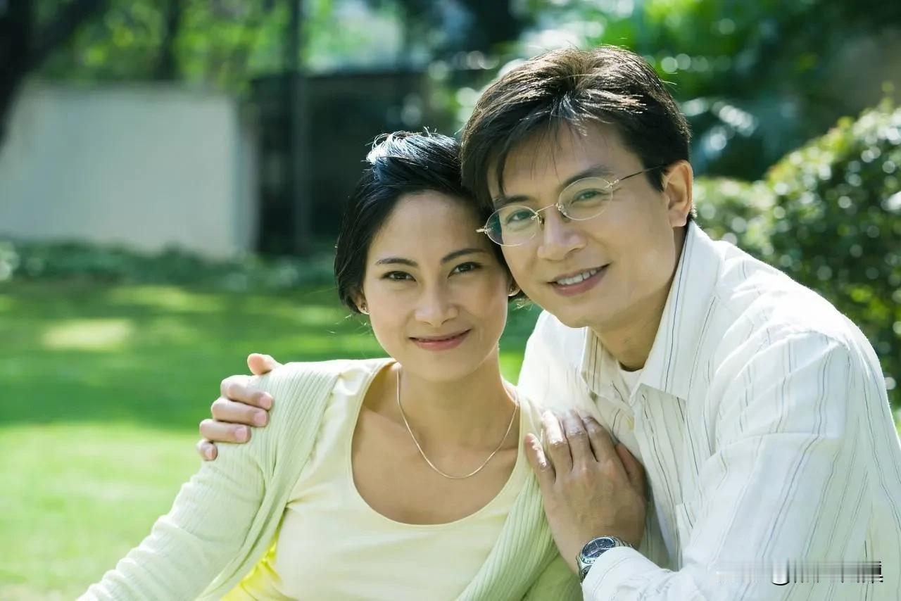 年过五十岁女人婚姻不幸福该怎么办？

闺蜜今年54岁了，婚姻从享受到生活到维持走