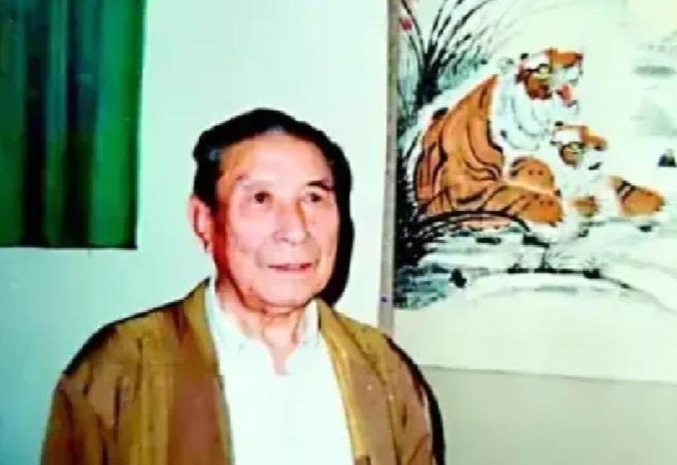 1939年，一地主将300名八路军接到家中休养，谁料，却被1200名日军包围。激