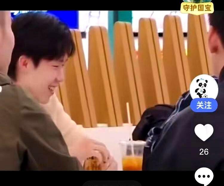 马龙打牌，张本练发球，都不是闲着。
国乒飞了23小时，不急着上台，先躺平。
不是