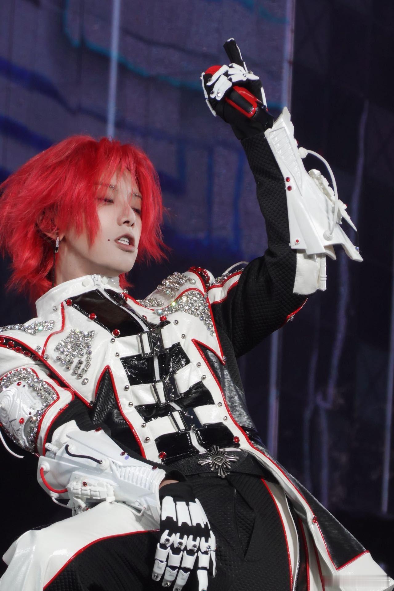 华晨宇嘴角钻 妆容设计独具巧思，唇际双钻在光影间灵动生辉，先锋艺术风格与舞台表现