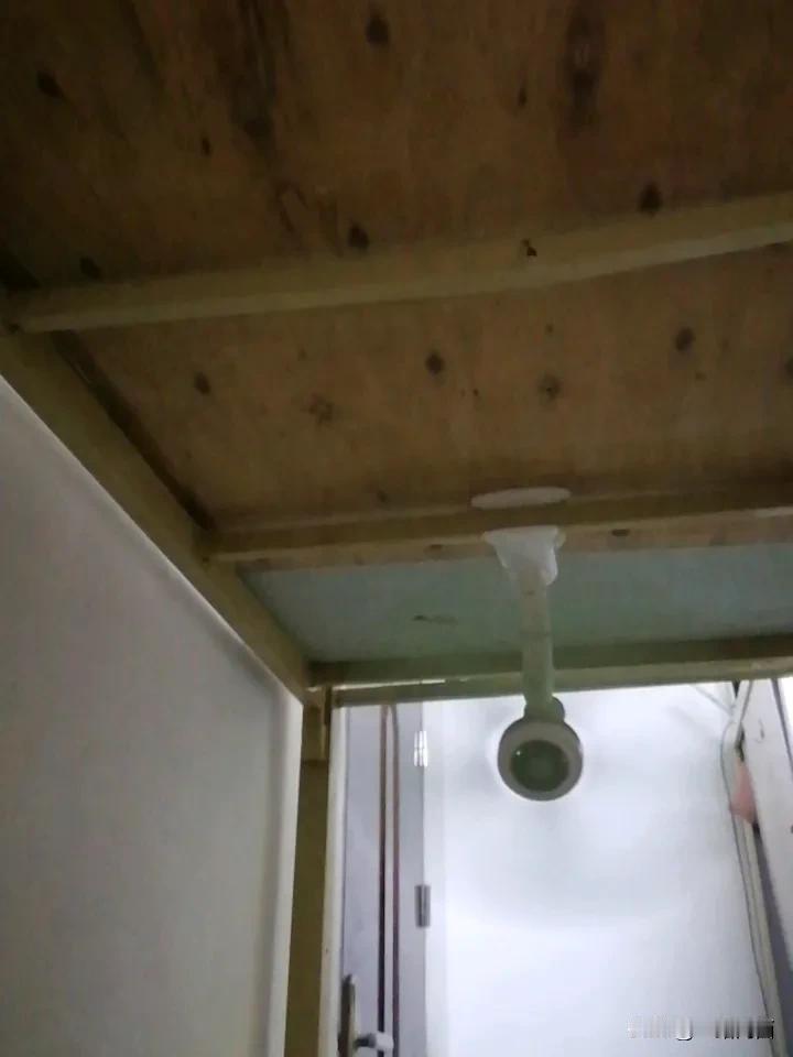 还没有找到工作住了挂壁房，今天白天去广州海珠区乐刷肥牛自助火锅做厨房临时工兼职后