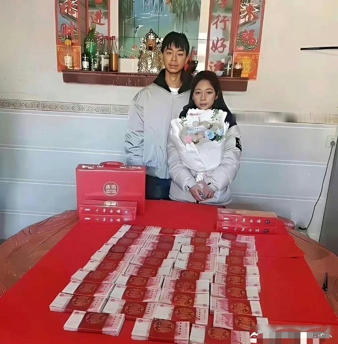 同样是订婚，为什么一个两眼无神，一个喜笑颜开，答案都在桌子上 