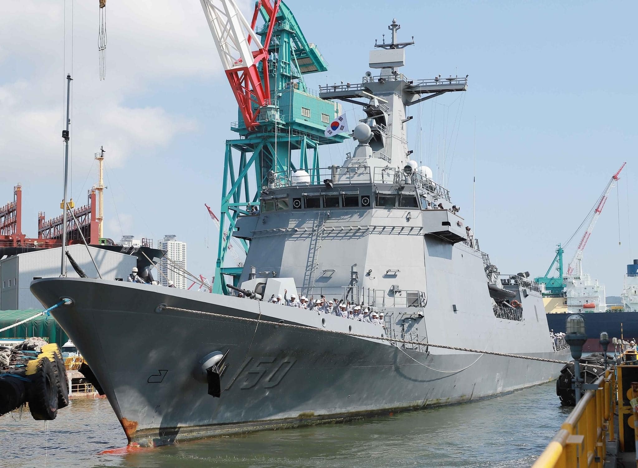 6月15日菲律宾海军“荷塞·黎刹”号护卫舰抵达韩国釜山的现代重工船厂进行定期大修
