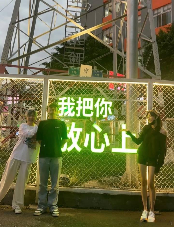 孙千与男生挽手散步 这是孙千认识很久的朋友了，微博还发过合照，看起来像姐妹[允悲