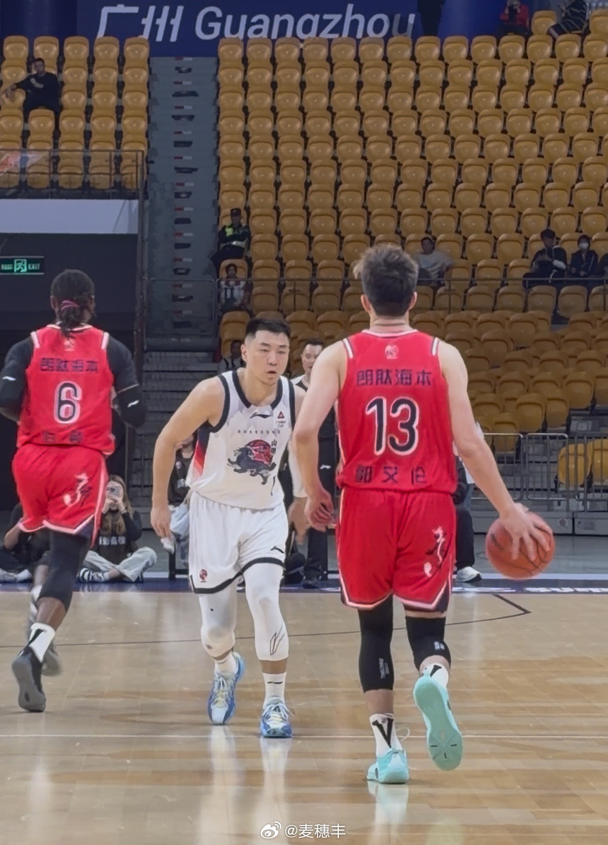 对位高诗岩的郭艾伦。龙狮男篮vs山东男篮郭艾伦 广州·广州体育馆