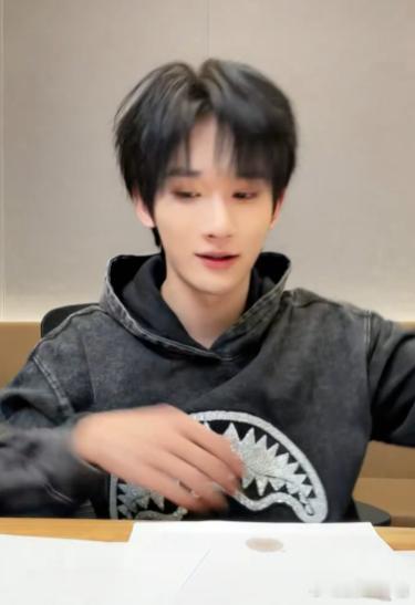 余宇涵吃播 看宇涵的吃播完全停不下来！他的直播总是那么自然，和大家互动又搞笑，吃