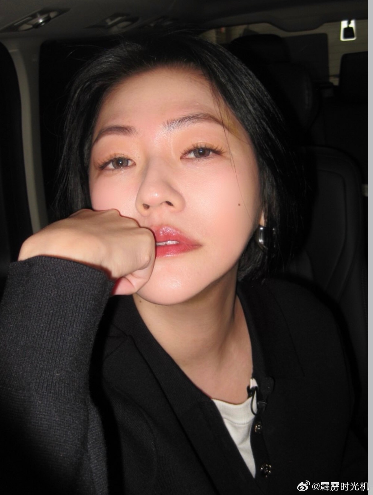 小s晒近照营业啦！还穿着睡裤～ 