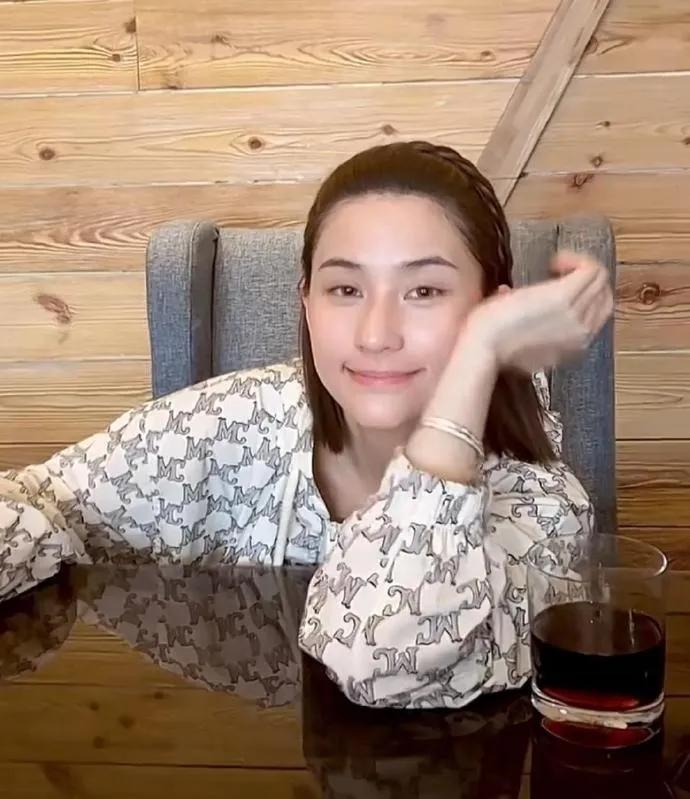 何超莲给大家分享她的鞋子和护肤品，第一次见这么大罐的海蓝之谜，看起来像身体乳，她