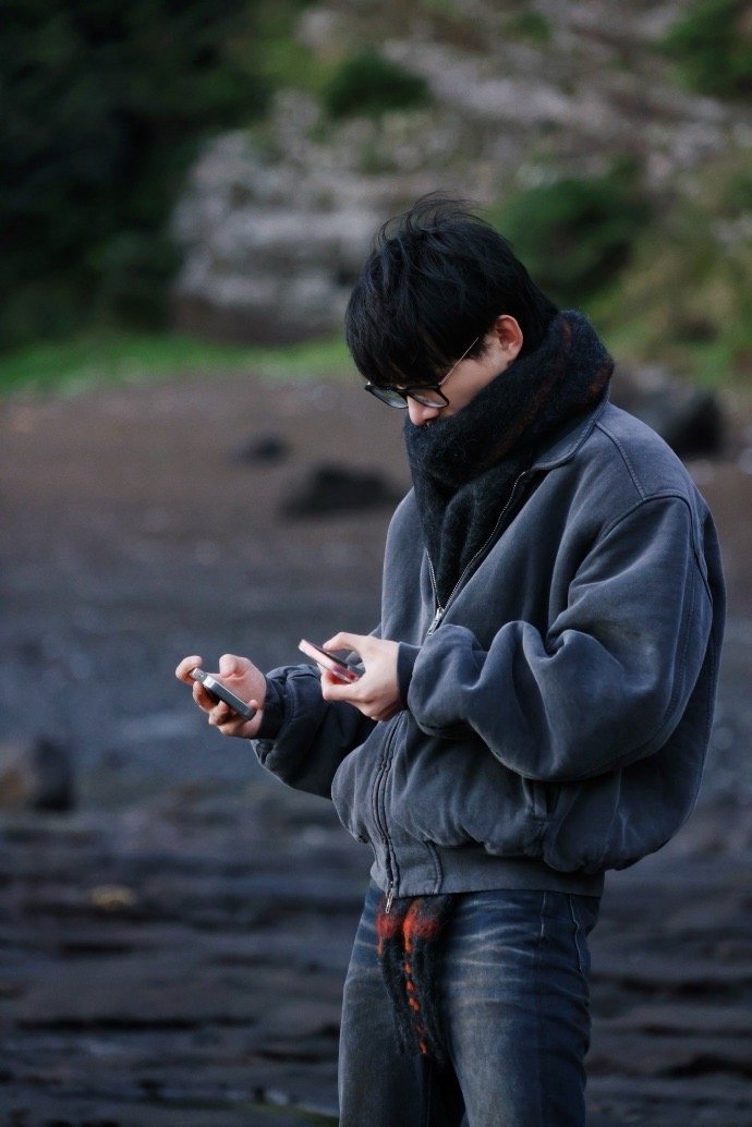 姚琛你真的是行走的衣服架子啊！身材怎么可以这么好啊！起猛了看到姚琛用腿拍照了啊，