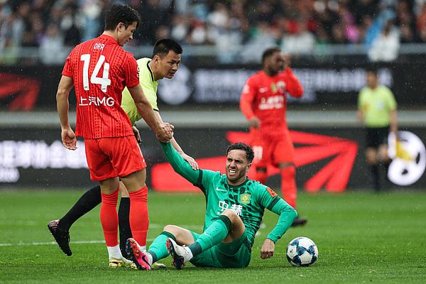 塞尔吉尼奥伤情待评估
 
据悉，中国男足将于23日凌晨飞赴澳大利亚悉尼，准备参加