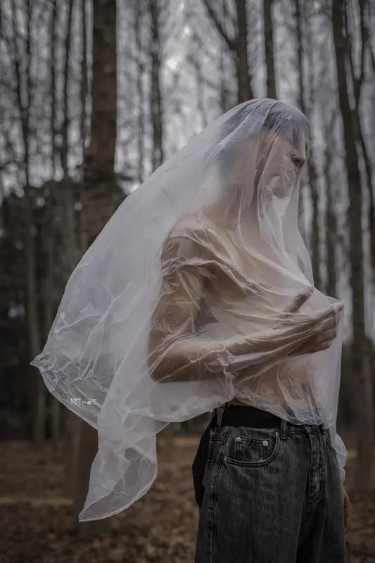 起初的日子挺难熬。整整一周，零粉丝，像个透明人。好不容易在通讯录里扒拉出一个朋友