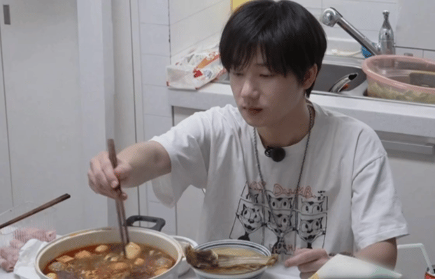 蒋敦豪在十个勤天不是吃饭是吞饭 体力透支后的干饭名场面，蒋敦豪吃饭节奏超快，几乎