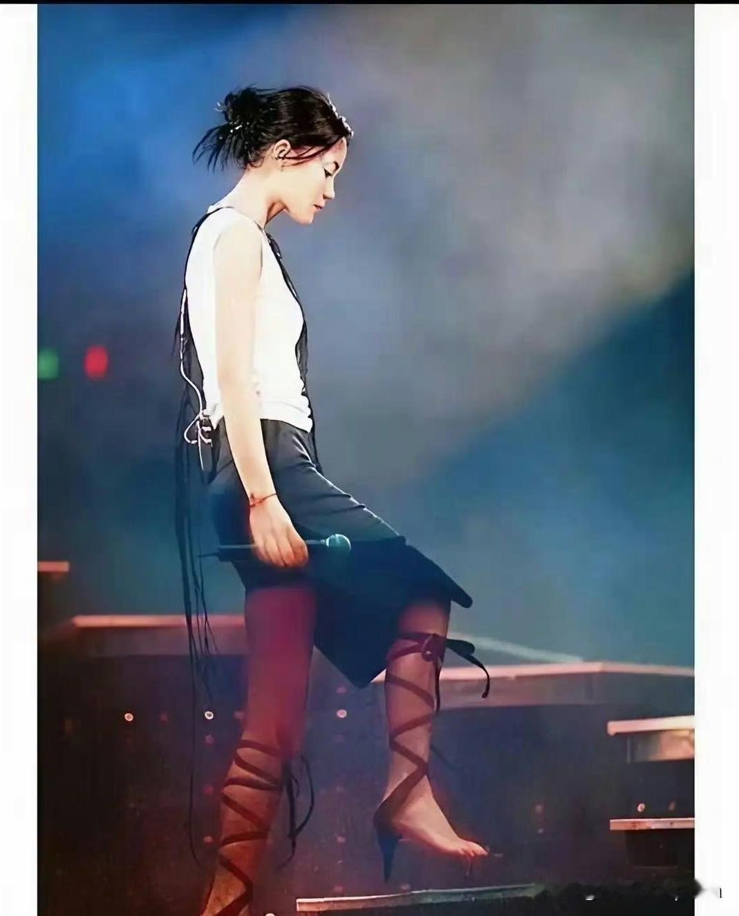 王菲这身穿搭也太“天后”了吧！
无底高跟鞋都敢踩上演唱会舞台，真就“为艺术献身”