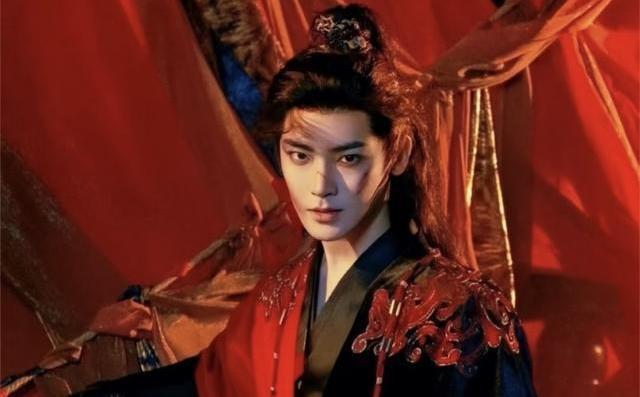侯明昊艾米《雀骨》全网爆了！72小时内播放量突破8000万，疯批世子×机关才女，