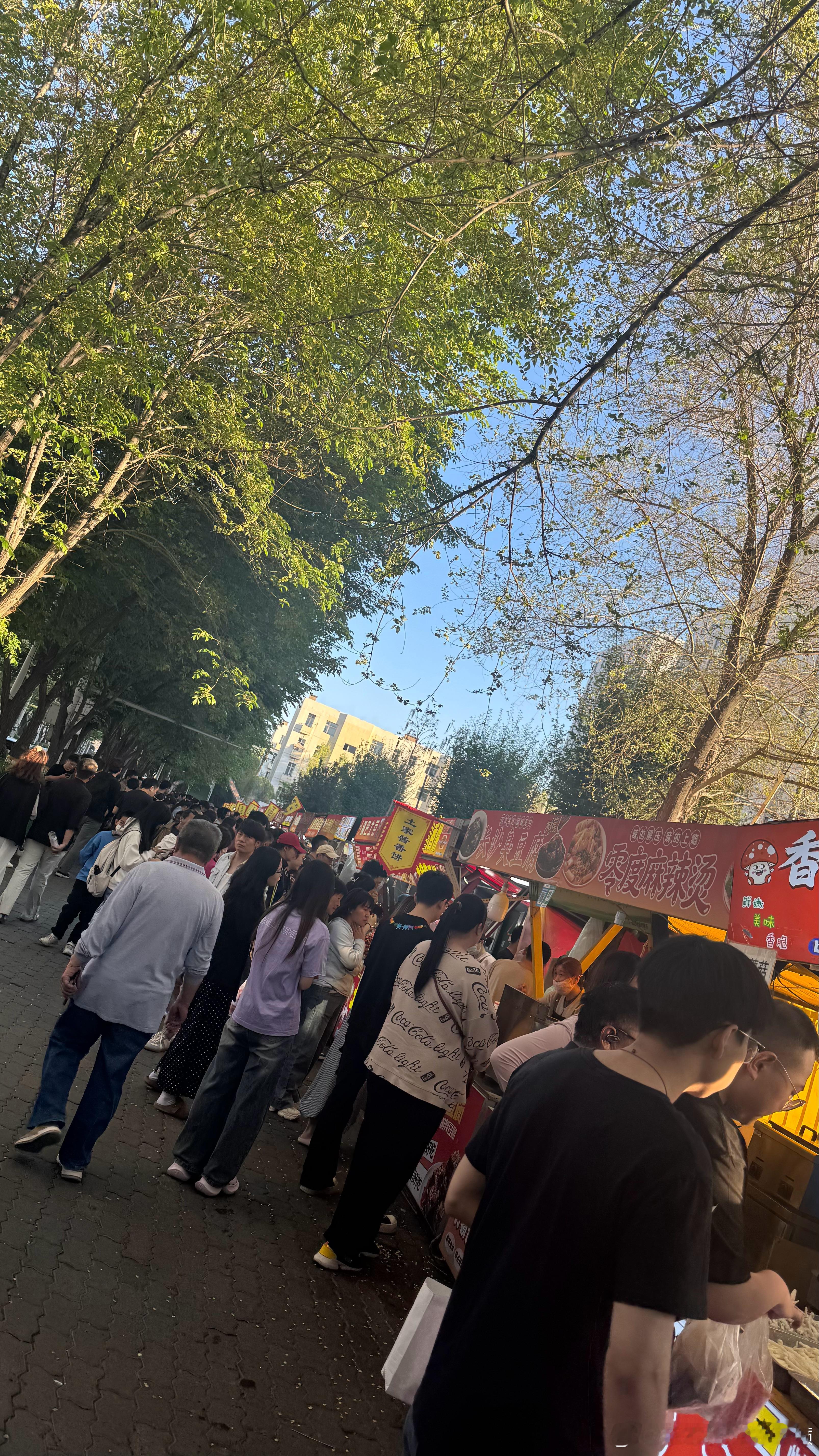 每个大学（大专）都会有这样的“圣地”（如果学校在市区里）（我经过这里好多次了 我