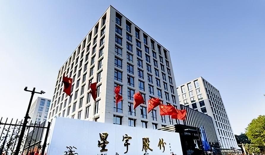 8月31日的报道直接抛出惊雷，把跨国大厂那套陈年陋习的老根底扯得一干二净。

在