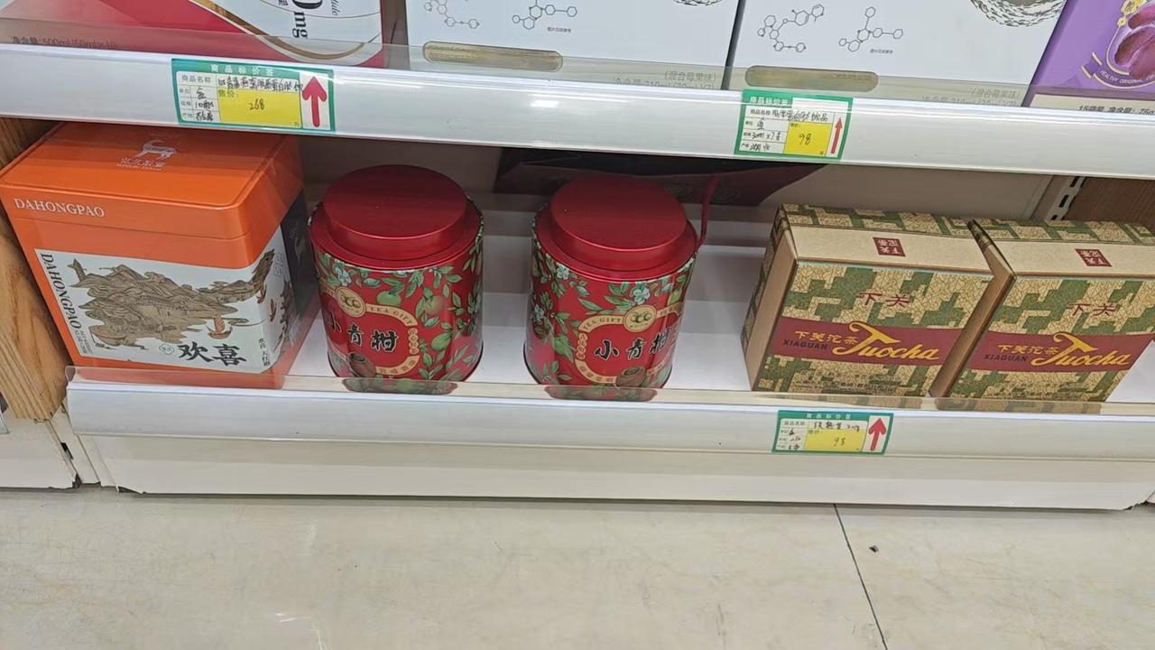 药店卖茶叶你见过吗？
路过一家药店，底下居然售卖一些茶叶，药店按理来说是卖药的地