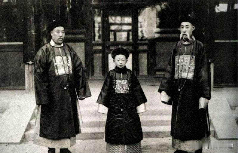 1922年12月，北京，中间的幼童正是末代皇后郭布罗·婉容的亲弟弟、中国最后一位