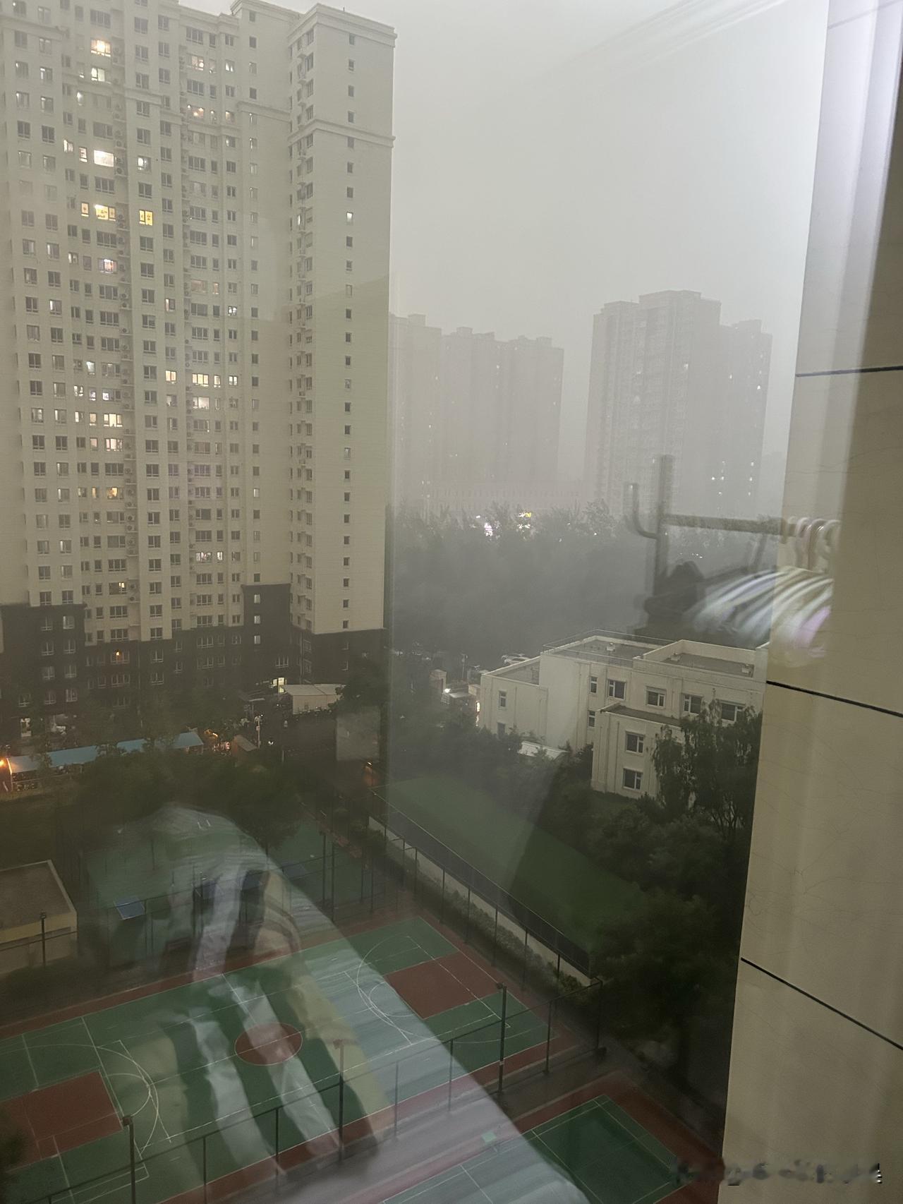 天气预报预报接下来整整一周都会阴雨连绵，凌晨时分雨点就早早落了下来。雨天路面湿滑