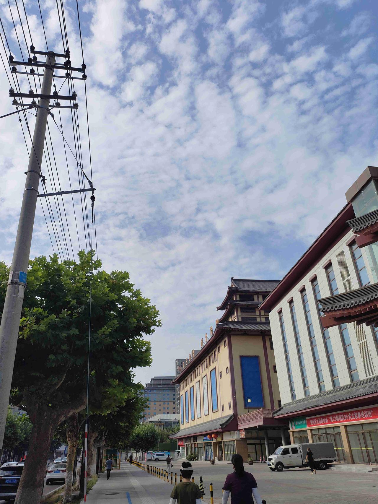 我的今日状态：😁轻松愉快
我这里的天气：☀️晴天1. 小城漫步，云漫晴空，寻常
